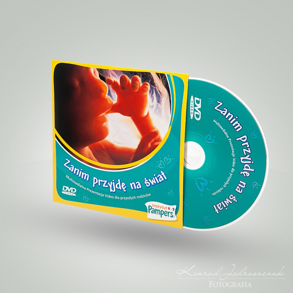 Fotografia produktowa płyta DVD z kartonikiem Pampers
