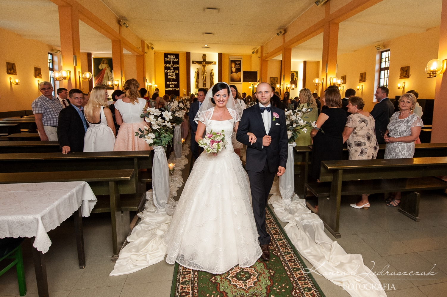 Fotografia Ślubna uroczyste wyjście z kościoła